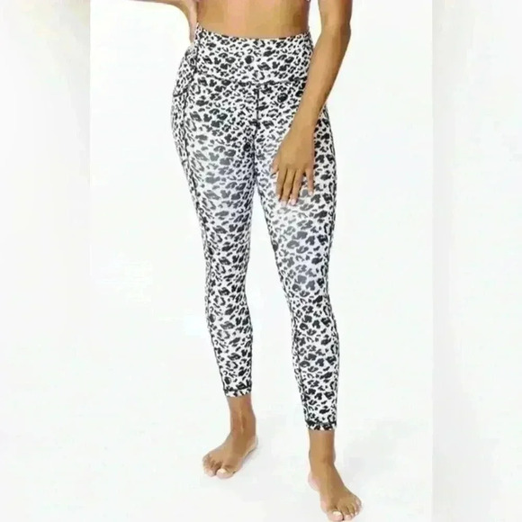 ZYIA Snow Leopard Pocket Brilliant High Rise Size 8-10 - Picture 1 of 5